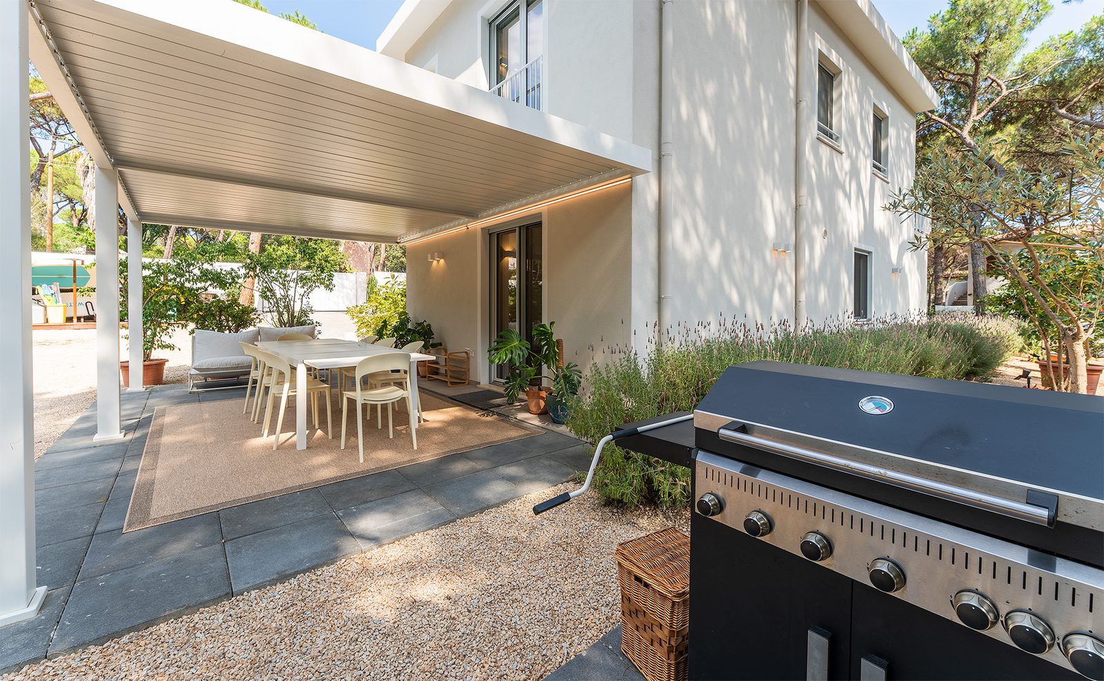 Outdoor dining under the pergola